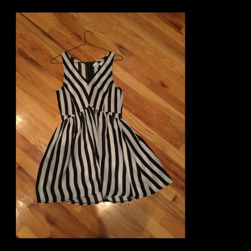 Stripped dress with zipper back